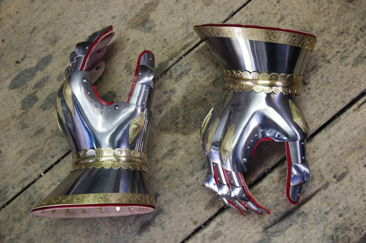 Rkawice klepsydrowe w stylu angielskim na okres bitwy pod Agincourt. Wykonane ze stali redniowglowej, hartowane i odpusczane do 42 HRC./Hourglass gauntlets in english style for battle of Agincourt period. Made of medium carbon steel, heat hardened and tempered up to 42 HRC.